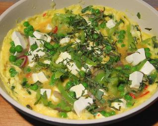 Фриттата со сладким перцем, зеленым горошком и фетой