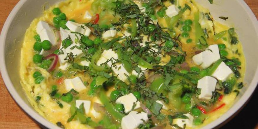 Рецепт фриттаты со сладким перцем, зеленым горошком и фетой