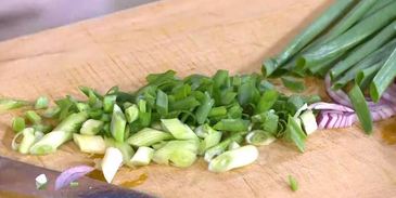 фриттата со сладким перцем, зеленым горошком и фетой