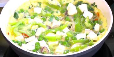 фриттата со сладким перцем, зеленым горошком и фетой