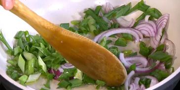 фриттата со сладким перцем, зеленым горошком и фетой