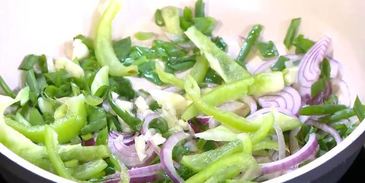 фриттата со сладким перцем, зеленым горошком и фетой