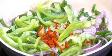 фриттата со сладким перцем, зеленым горошком и фетой