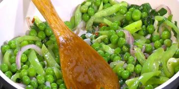 фриттата со сладким перцем, зеленым горошком и фетой