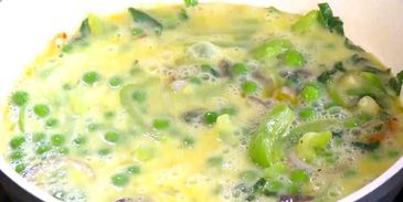 фриттата со сладким перцем, зеленым горошком и фетой