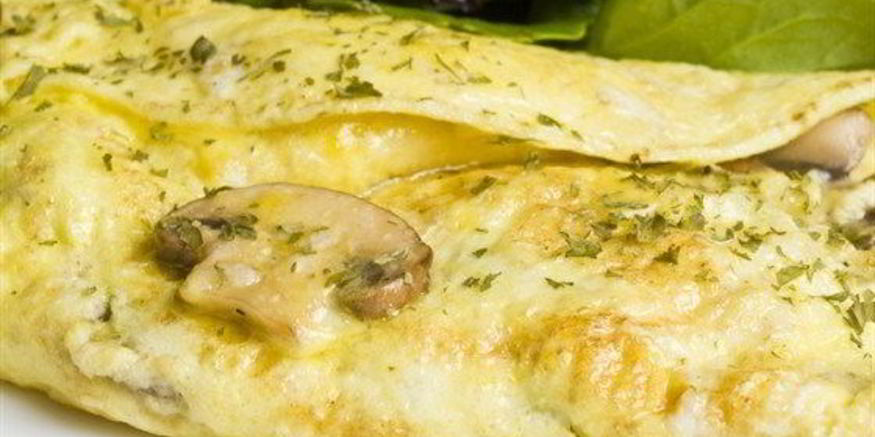 Рецепт нежного омлета с грибами, специями и сыром