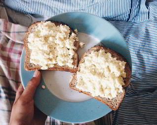 Нежный омлет с тостами