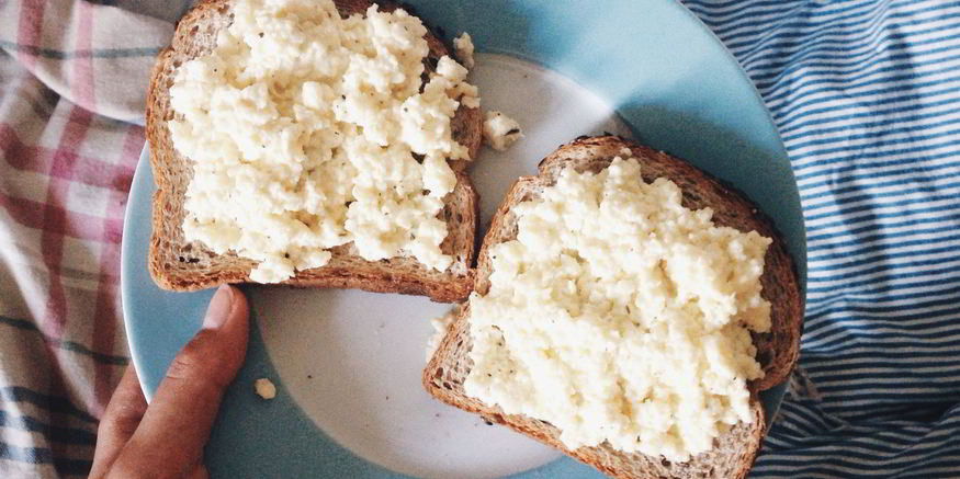 Рецепт нежного омлета с тостами