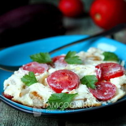 Омлет из перепелиных яиц с баклажанами и помидорами