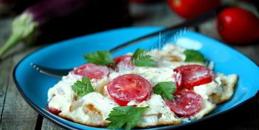 омлет из перепелиных яиц с баклажанами и помидорами