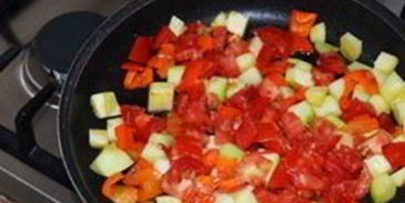 омлет с брынзой и помидорами