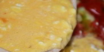 омлет с брынзой и помидорами