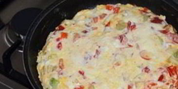 омлет с брынзой и помидорами