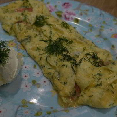 Омлет с форелью и укропом