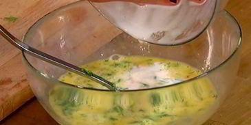 омлет с форелью и укропом