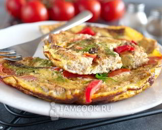 Омлет с хлебом на сковороде