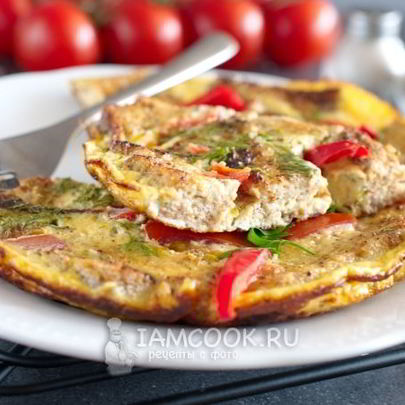 Омлет с хлебом на сковороде