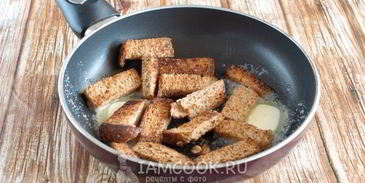 омлет с хлебом на сковороде