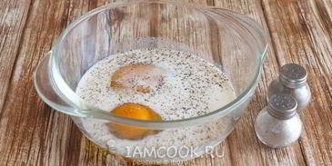 омлет с хлебом на сковороде