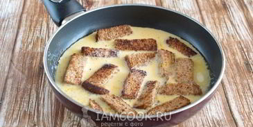 омлет с хлебом на сковороде