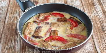 омлет с хлебом на сковороде