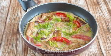 омлет с хлебом на сковороде