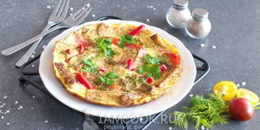 омлет с хлебом на сковороде