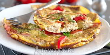 омлет с хлебом на сковороде