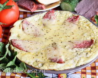 Омлет с колбасой и сыром