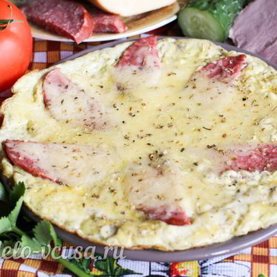 Омлет с колбасой и сыром