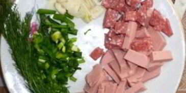 омлет с колбасой