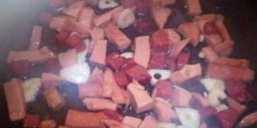 омлет с колбасой