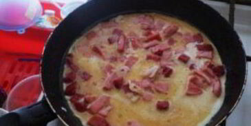 омлет с колбасой