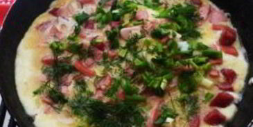 омлет с колбасой