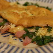 Рецепт Омлета с копченой ветчиной, сыром и свежей зеленью