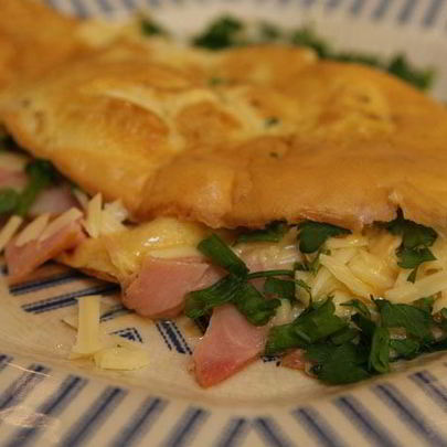 Омлет с копченой ветчиной, сыром и свежей зеленью