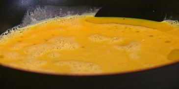 омлет с копченой ветчиной, сыром и свежей зеленью