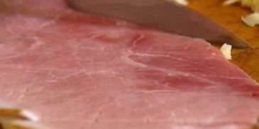 омлет с копченой ветчиной, сыром и свежей зеленью