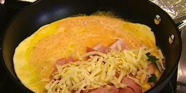 омлет с копченой ветчиной, сыром и свежей зеленью