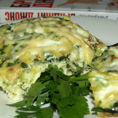 Омлет с луком-пореем, шпинатом и сыром