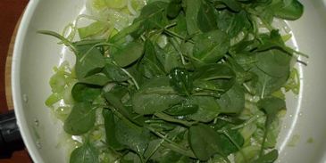 омлет с луком-пореем, шпинатом и сыром