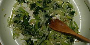 омлет с луком-пореем, шпинатом и сыром