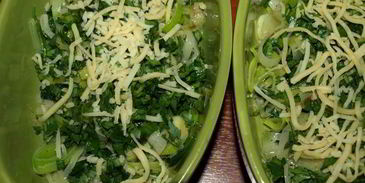 омлет с луком-пореем, шпинатом и сыром