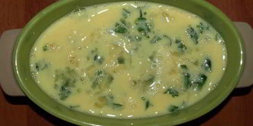 омлет с луком-пореем, шпинатом и сыром