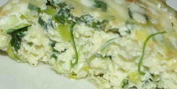 омлет с луком-пореем, шпинатом и сыром