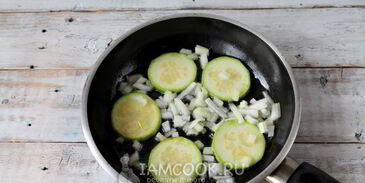 омлет с обжаренными кабачками