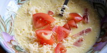 омлет с помидорами