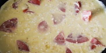 омлет с помидорами