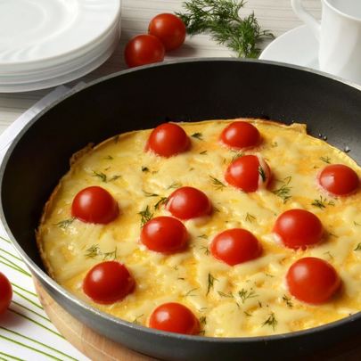 Омлет с сыром и помидорами черри