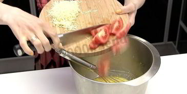 омлет с сыром и помидорами в микроволновке